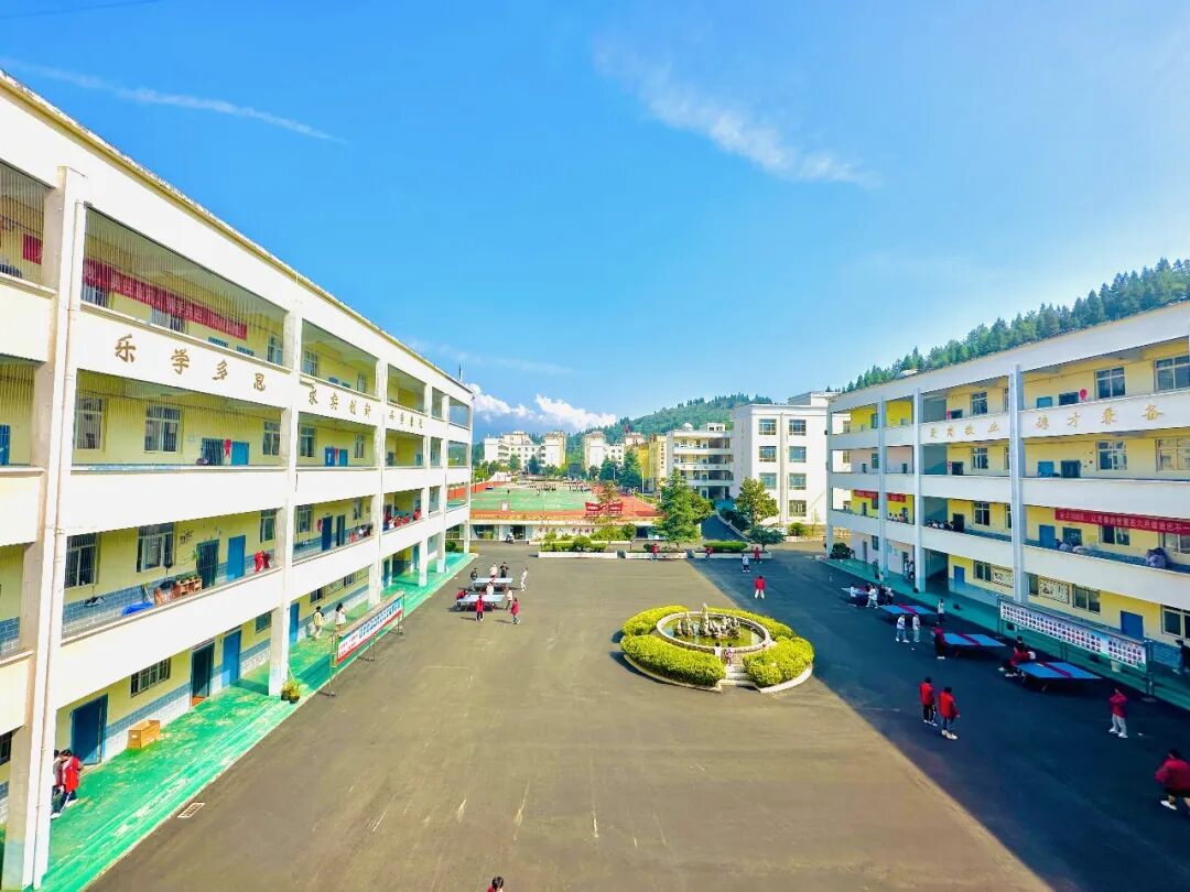 教学楼与运动场